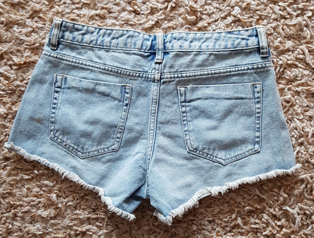 Neu! Hellblaue Jeans Shorts Hotpants Used Look Nieten Gr. 38