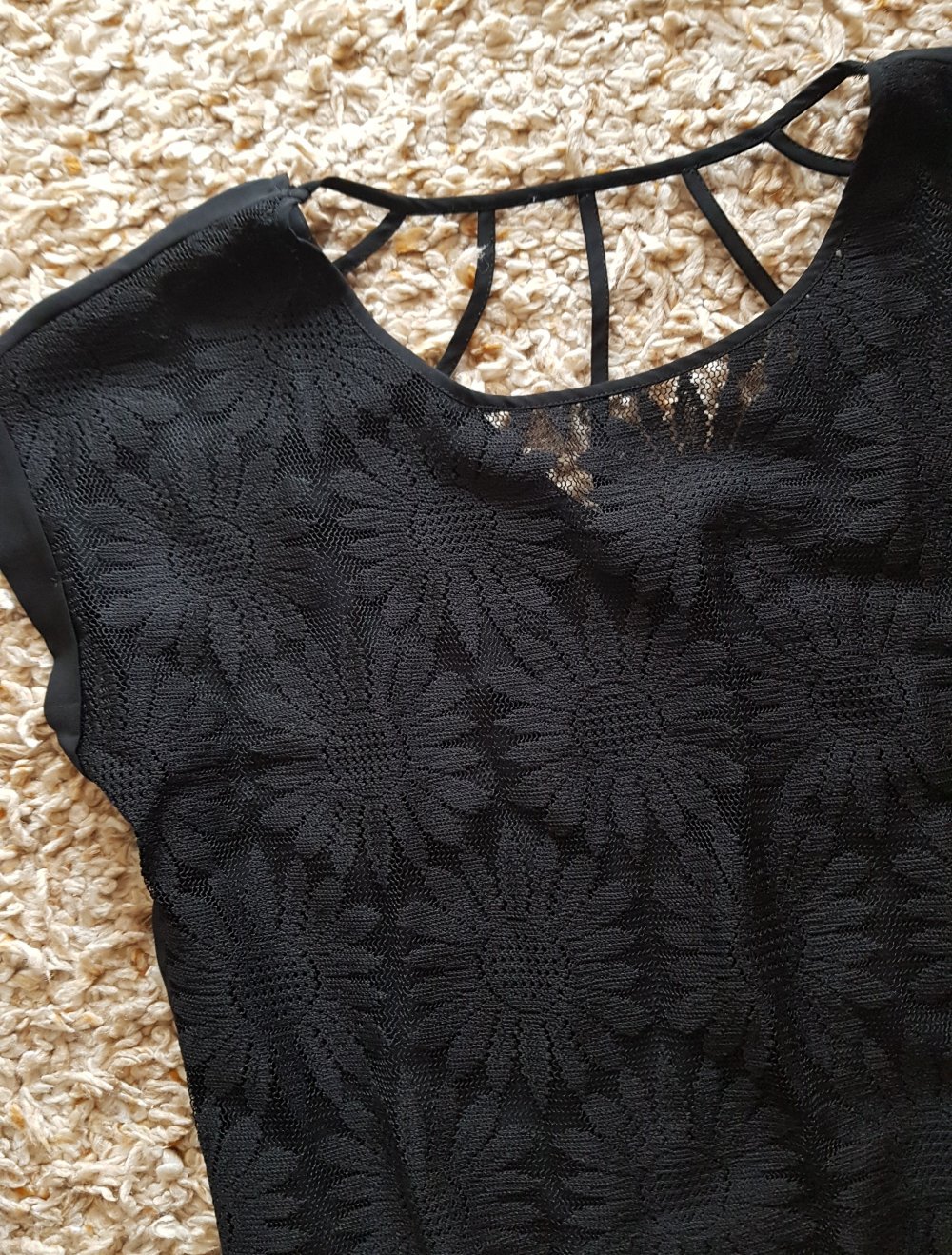 Schwarzes Cropshirt mit Spitze und Rückenausschnitt  Gr.S