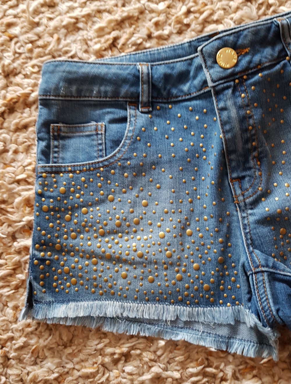 Blaue Jeansshorts Hotpants ausgefranst goldene Nieten Gr.36