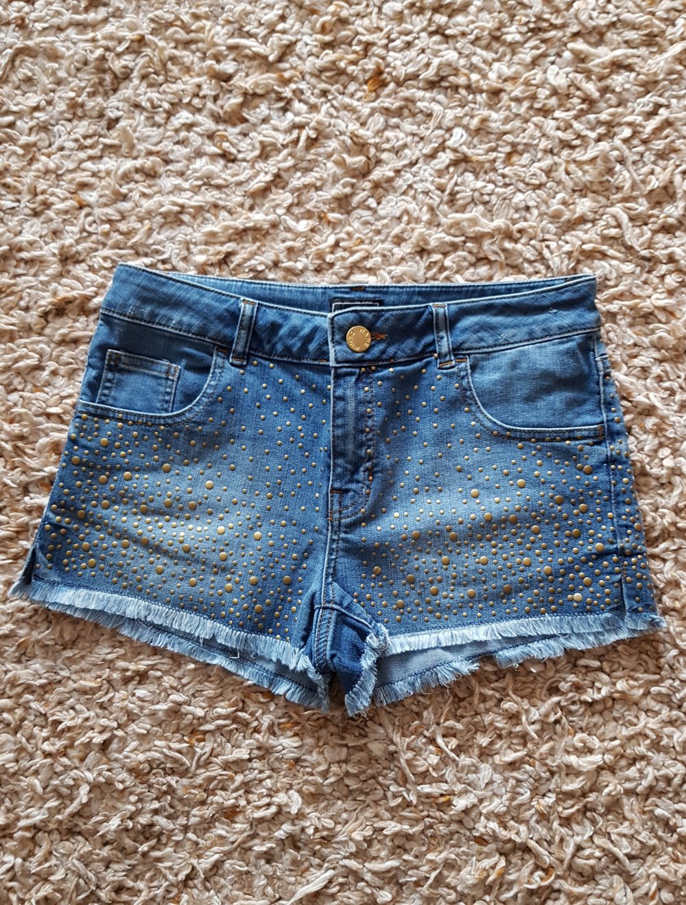 Blaue Jeansshorts Hotpants ausgefranst goldene Nieten Gr.36
