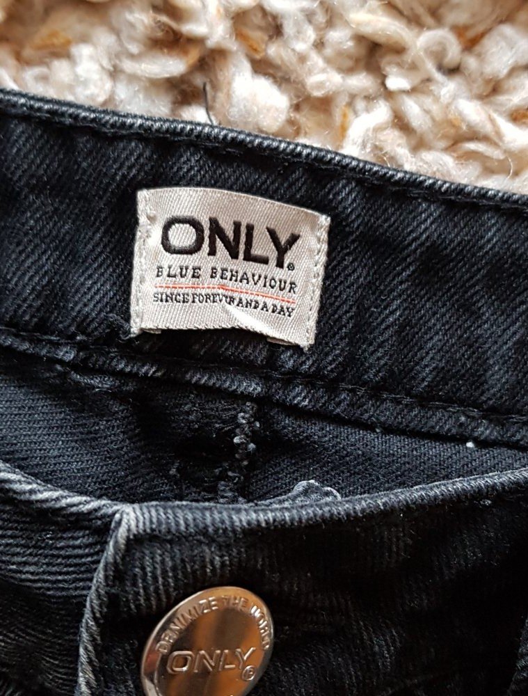 Schwarze Jeansshorts  Hotpants Used Look Nieten Gr.M