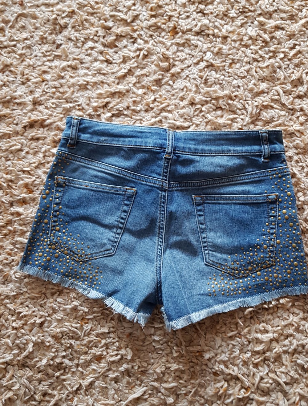 Blaue Jeansshorts Hotpants ausgefranst goldene Nieten Gr.36