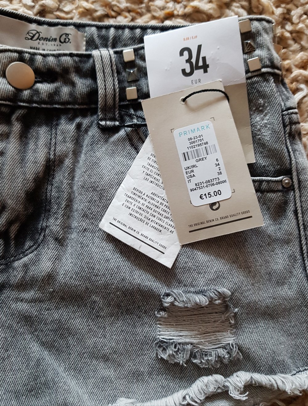 Neu! Hellgraue Jeansshorts Hotpants ausgefranst Nieten Gr.34