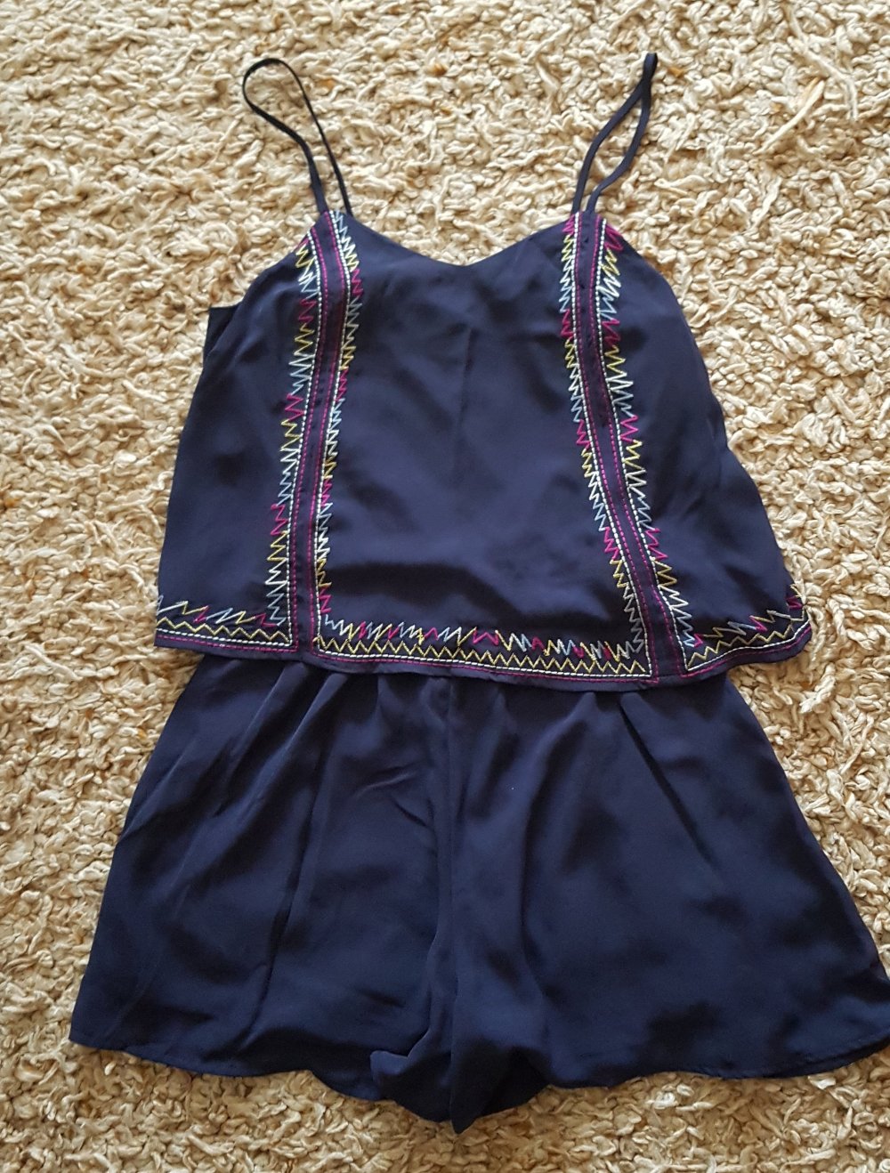 Verspielter kurzer Jumpsuit Playsuit mit Stickereien dunkelblau bunt Gr.XS