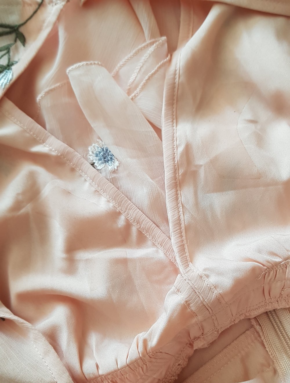 Asos wunderschönes Volants CocktailKleid Sommerkleid mit V-Ausschnitt  und Stickereien apricot rose Gr.40