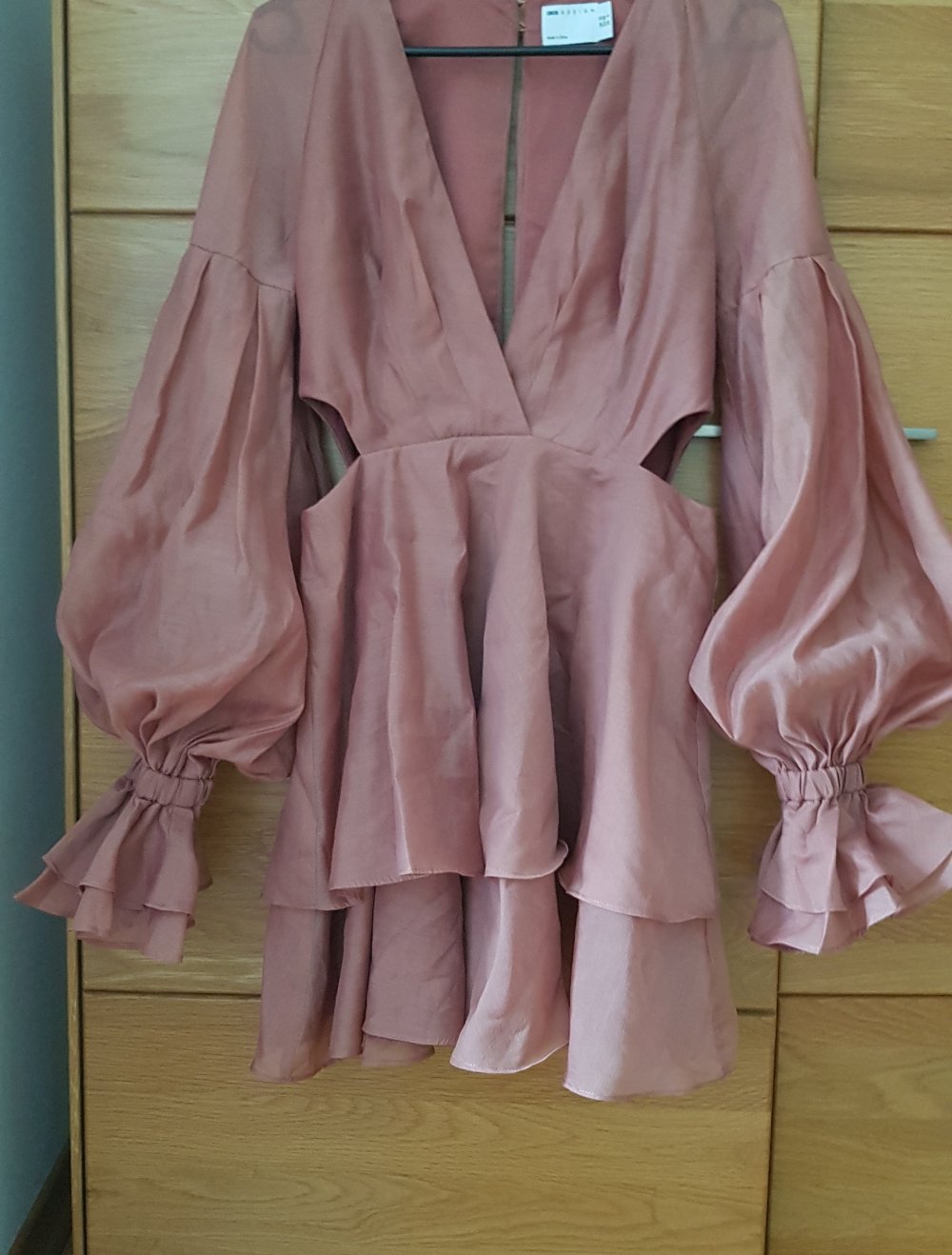 Asos Cocktailkleid /Abschlussballkleid mit V-Ausschnitt und  Cutout,   festlich in  rose/altrosa Gr.38