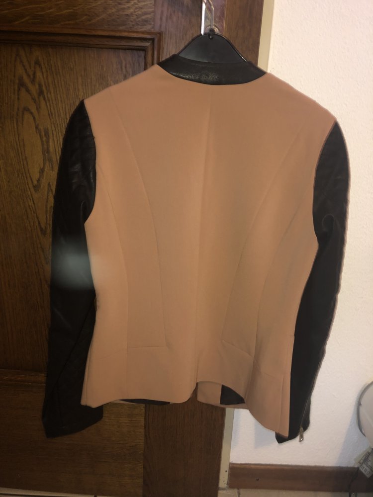 Stylischer Blazer mit Mederärmeln