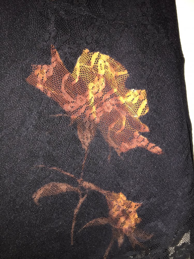 Schöner schwarzer Spitzen Rock mit Rosen