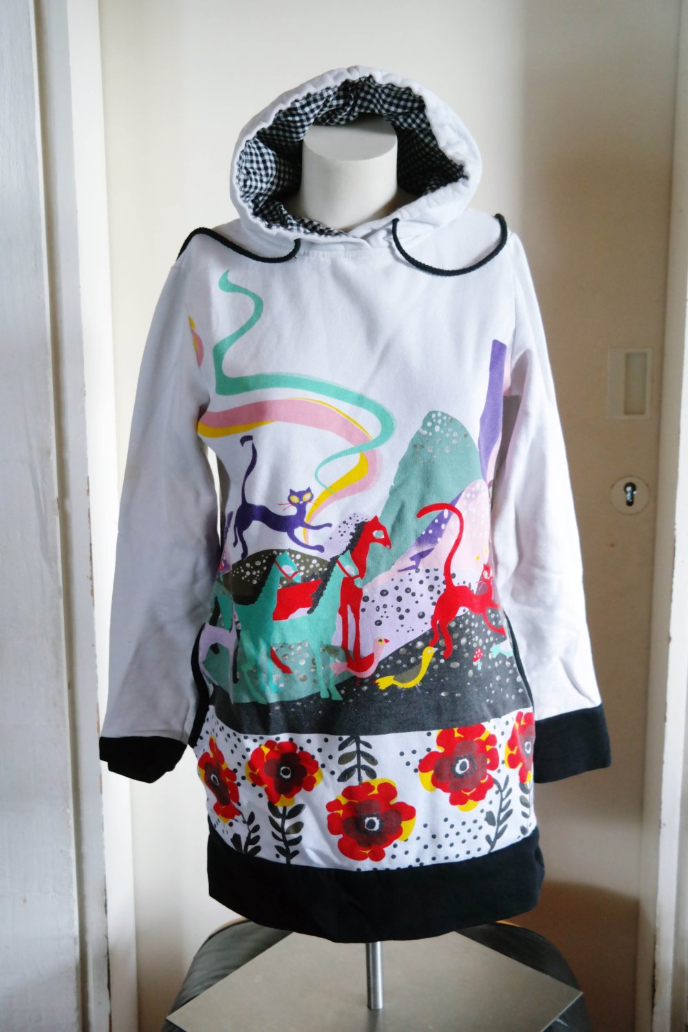 Longpullover Hoodie Longhoodie weiß bunt Muster Blumen Tiere Katze M 38