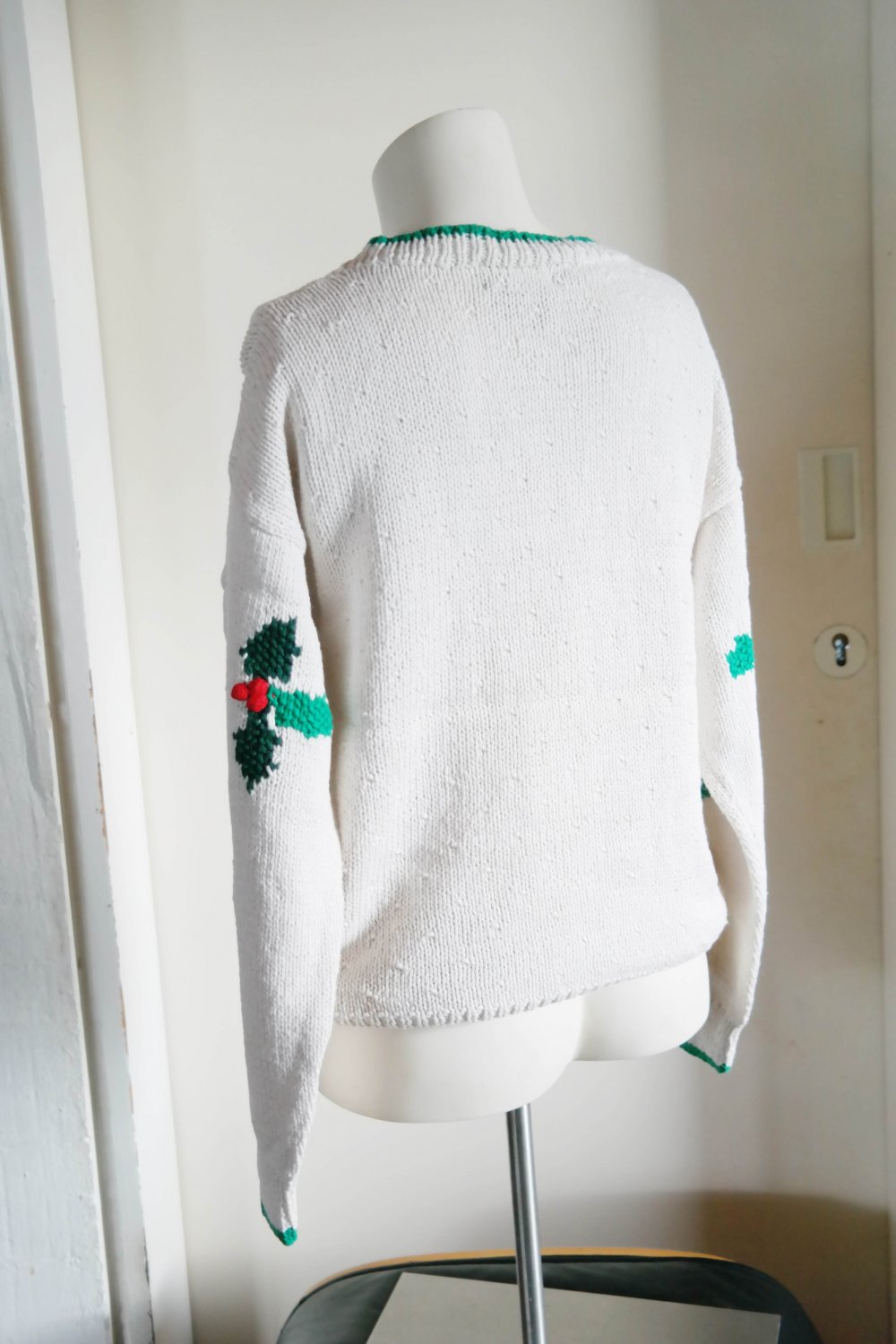 Weihnachtspullover Handarbeit handgestrickt weiß Glocken Stechpalme bunt S 36 M 38