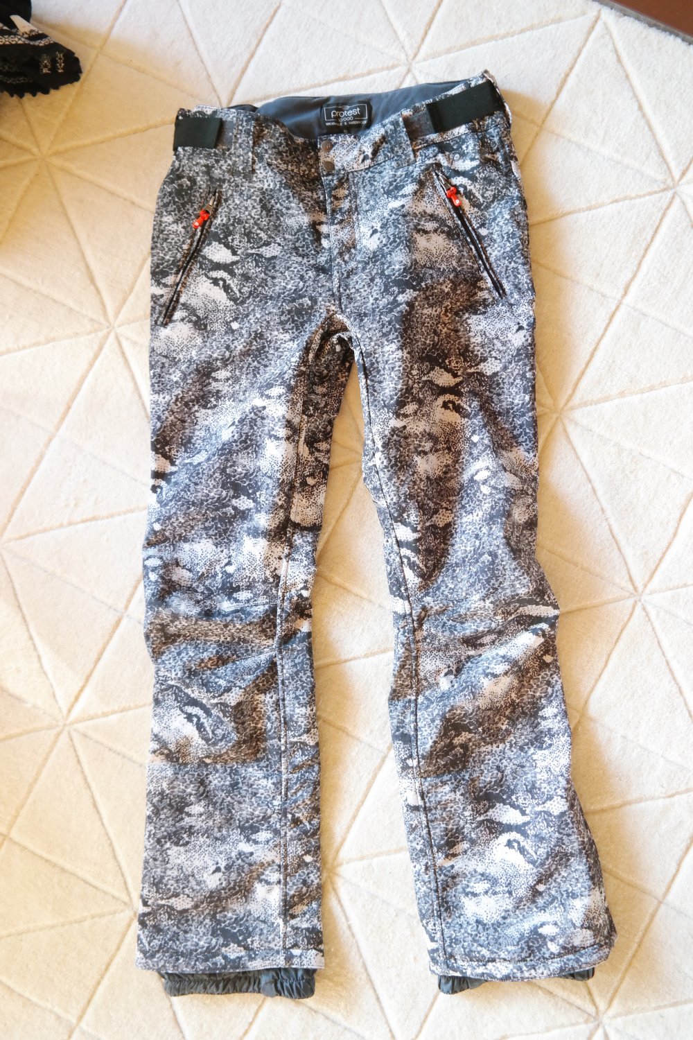 Protest Skihose Snowboardhose Winter schwarz weiß wasserdicht Leo Muster gemustert XL 42