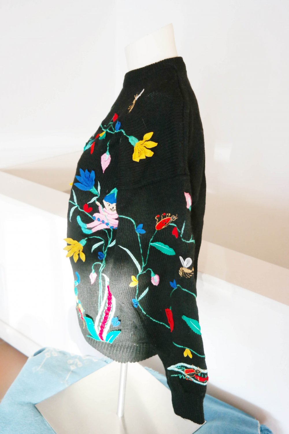 Vintage Strickpullover Wolle Wollpullover schwarz Applikationen Wichtel Blumen Zwerge Feen Waldorf Öko M 38
