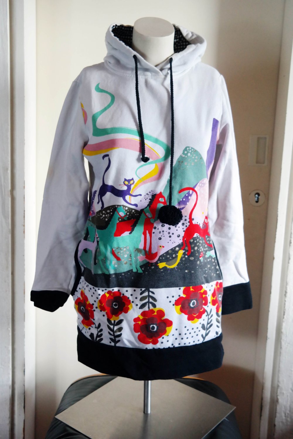 Longpullover Hoodie Longhoodie weiß bunt Muster Blumen Tiere Katze M 38