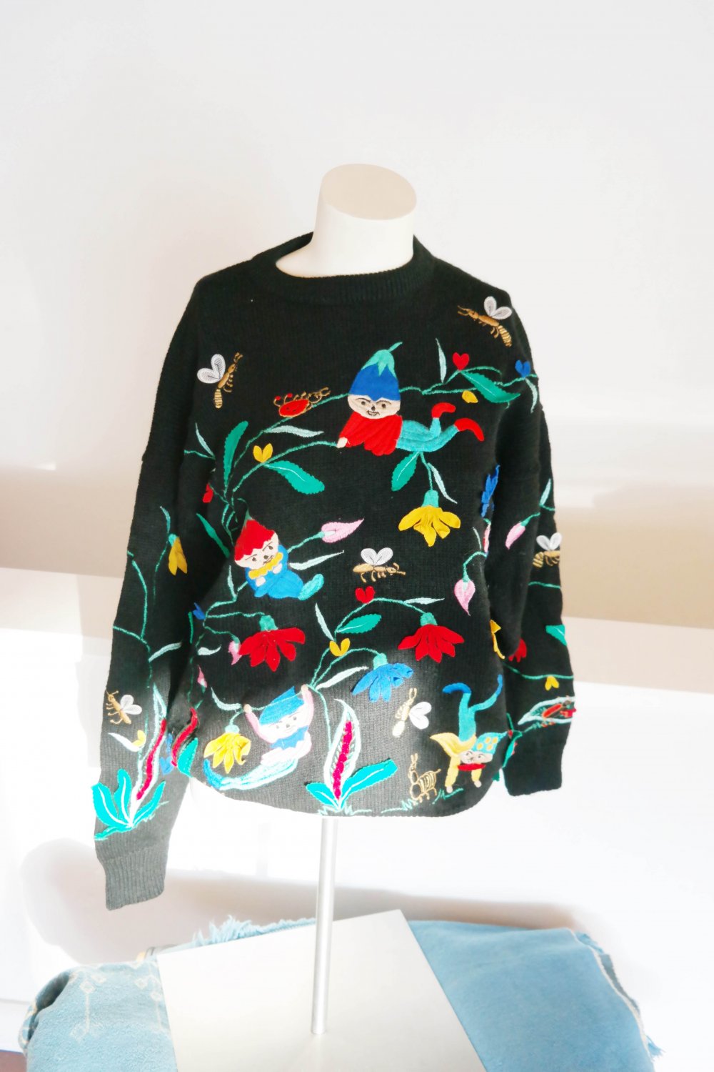 Vintage Strickpullover Wolle Wollpullover schwarz Applikationen Wichtel Blumen Zwerge Feen Waldorf Öko M 38