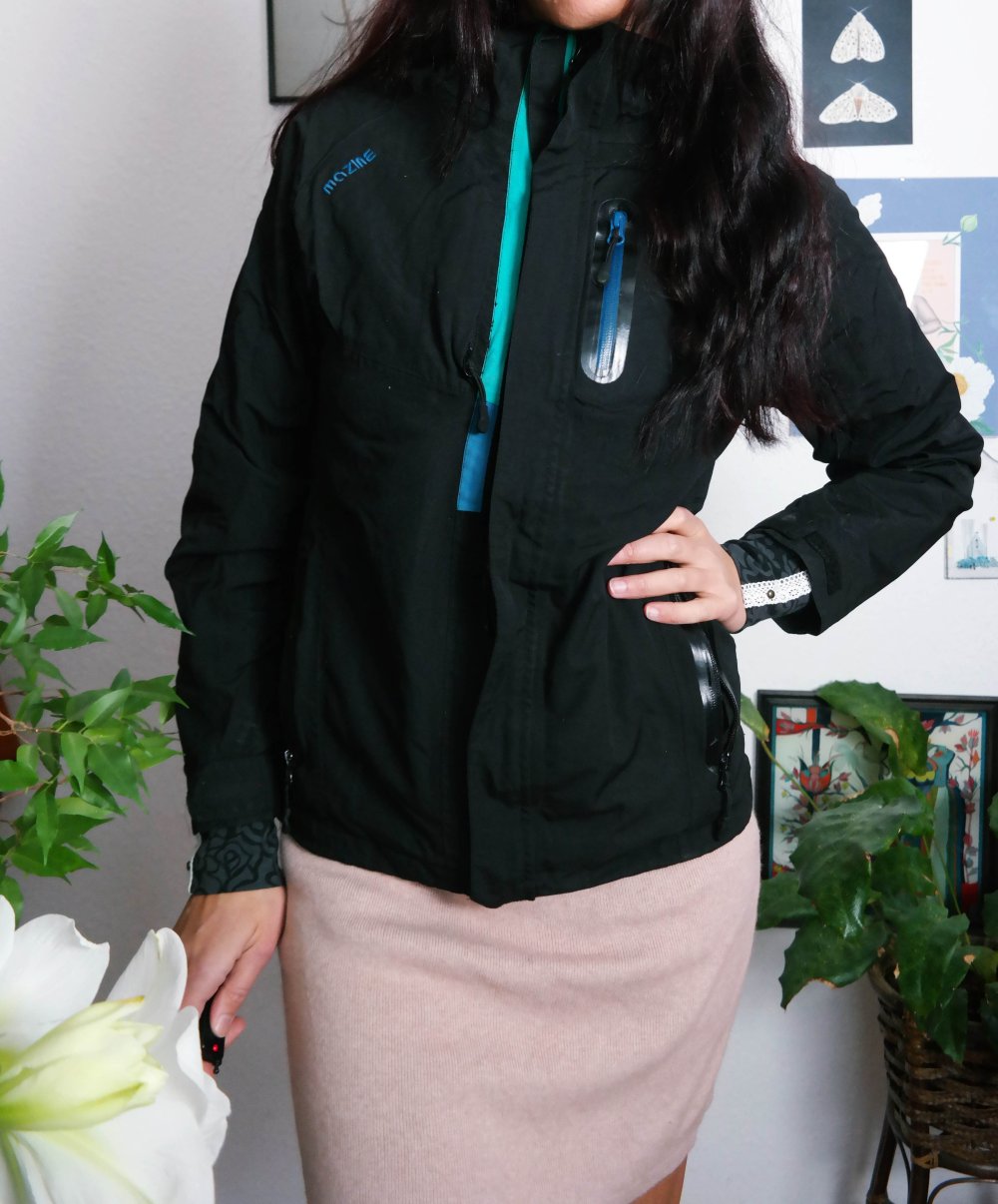 Mazine Jacke schwarz Übergangsjacke schlicht bunte Reißverschlüsse wasserabweisend M 38