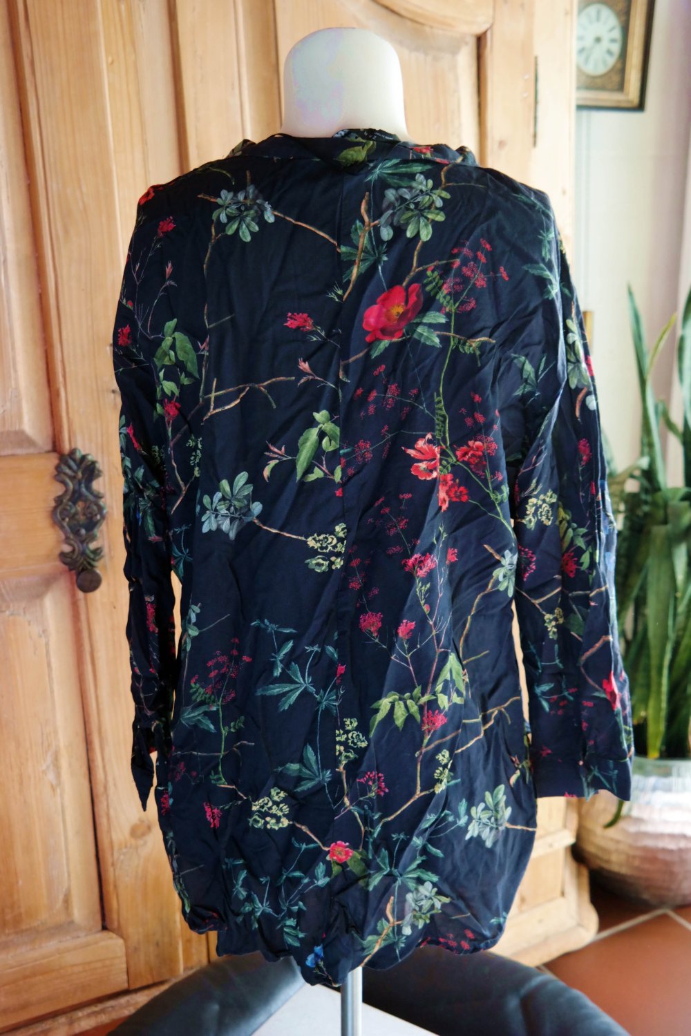Zara Bluse schwarz bunt Blumen Wald Rose Natur Knöpfe Knopfleiste L 40