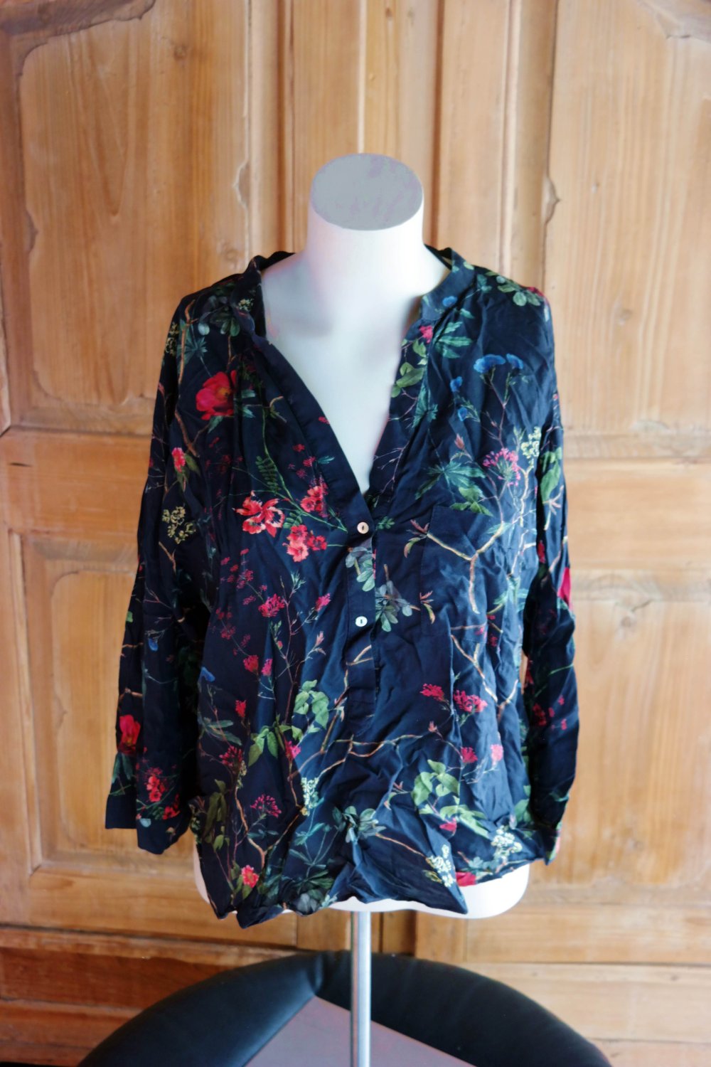 Zara Bluse schwarz bunt Blumen Wald Rose Natur Knöpfe Knopfleiste L 40