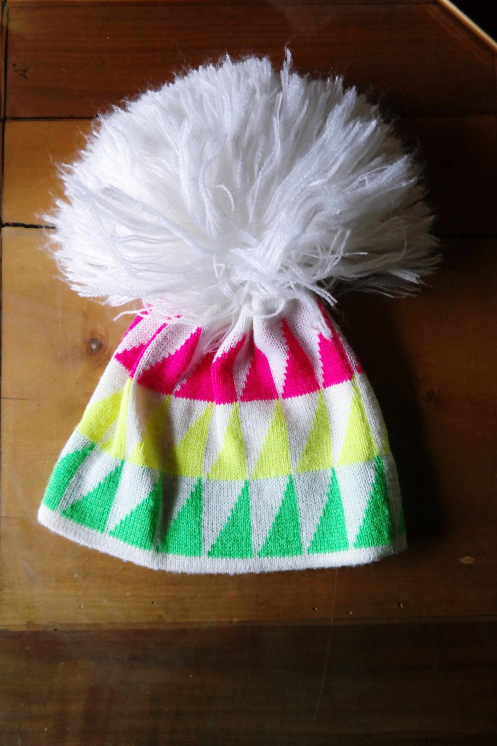 Witzige Mütze Bommel Bommelmütze graphisch Neon weiß grün gelb pink 80er 90er
