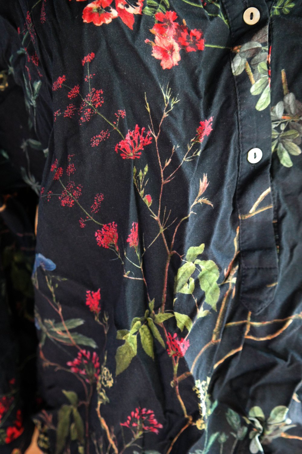 Zara Bluse schwarz bunt Blumen Wald Rose Natur Knöpfe Knopfleiste L 40
