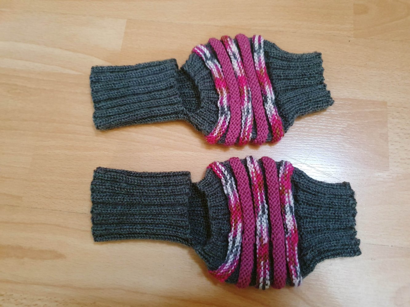 Neu Yogasaocken handgestrickt Wolle grau bunt Yoga Socken