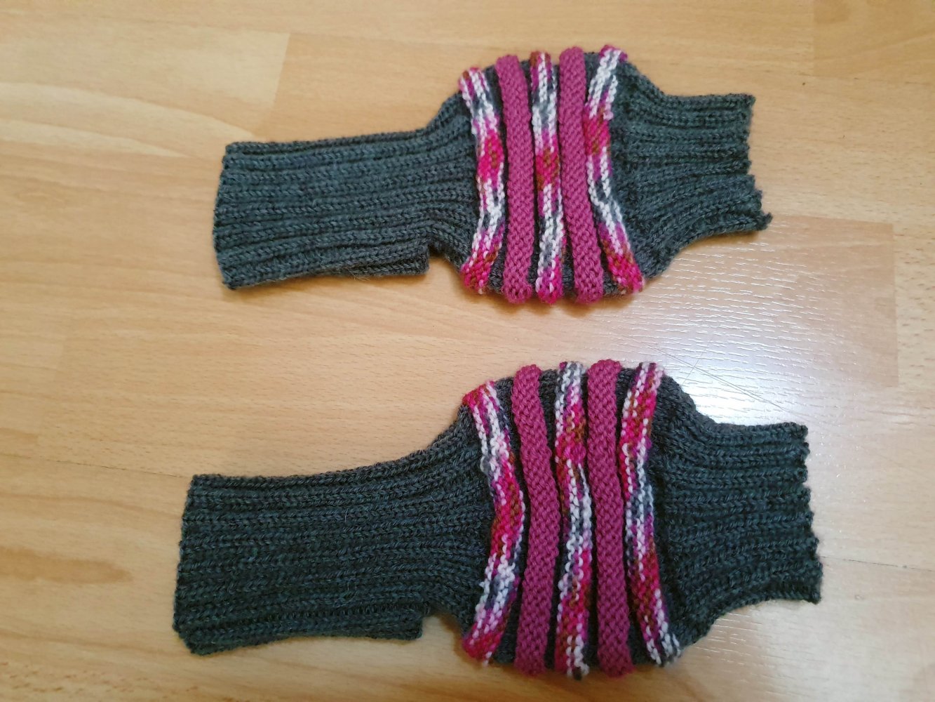 Neu Yogasaocken handgestrickt Wolle grau bunt Yoga Socken