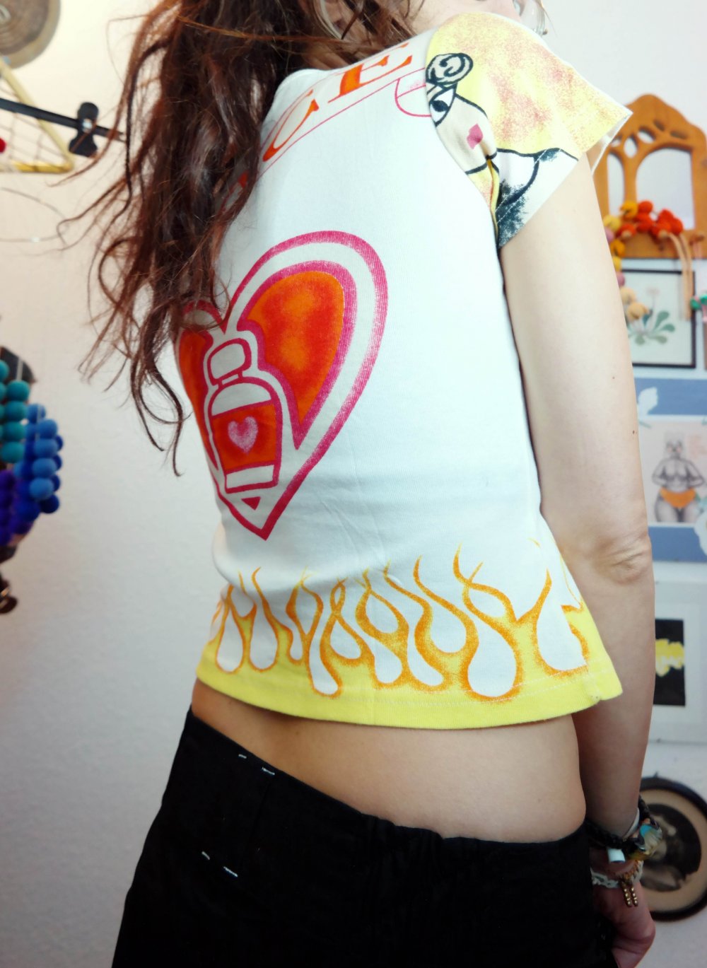 T-Shirt Shirt Kurzarm weiß bunt Druck 90er Y2K Vintage Herz Flammen Spraydose L 40 M 38