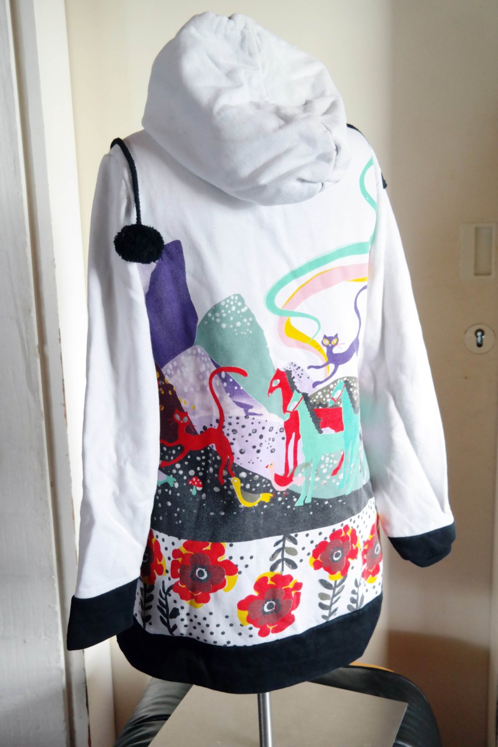Longpullover Hoodie Longhoodie weiß bunt Muster Blumen Tiere Katze M 38