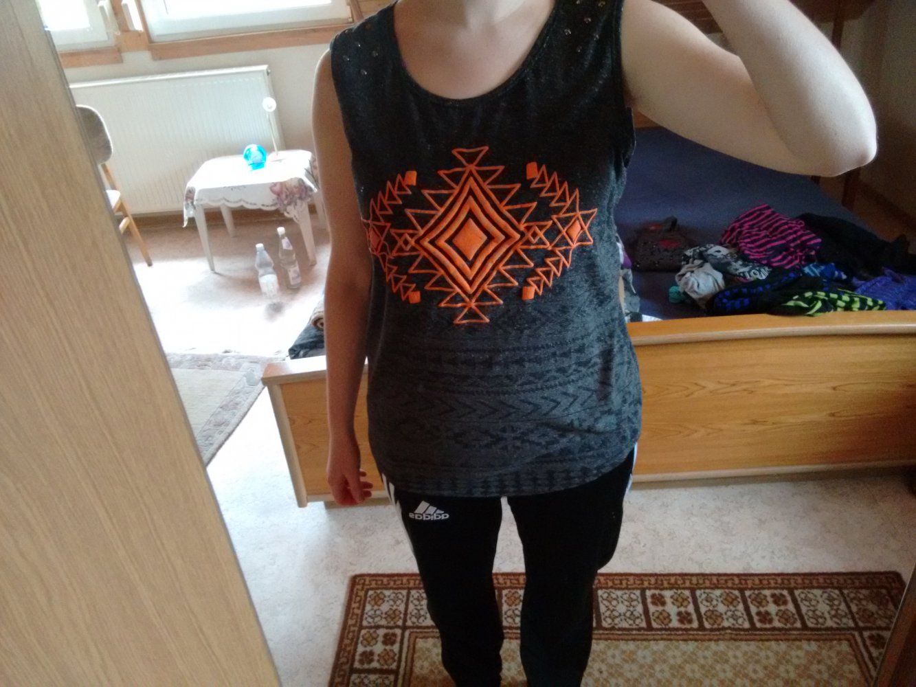 Graues Top