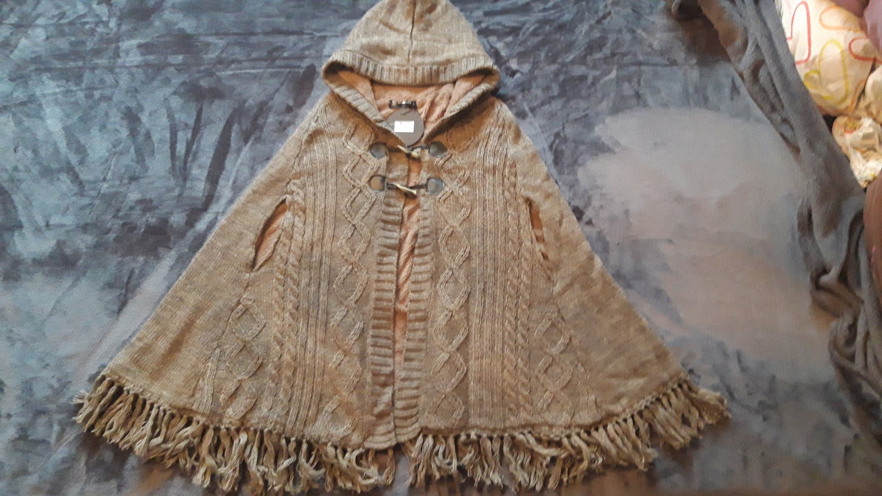 Strickponcho mit Fransen und Teddyfutter