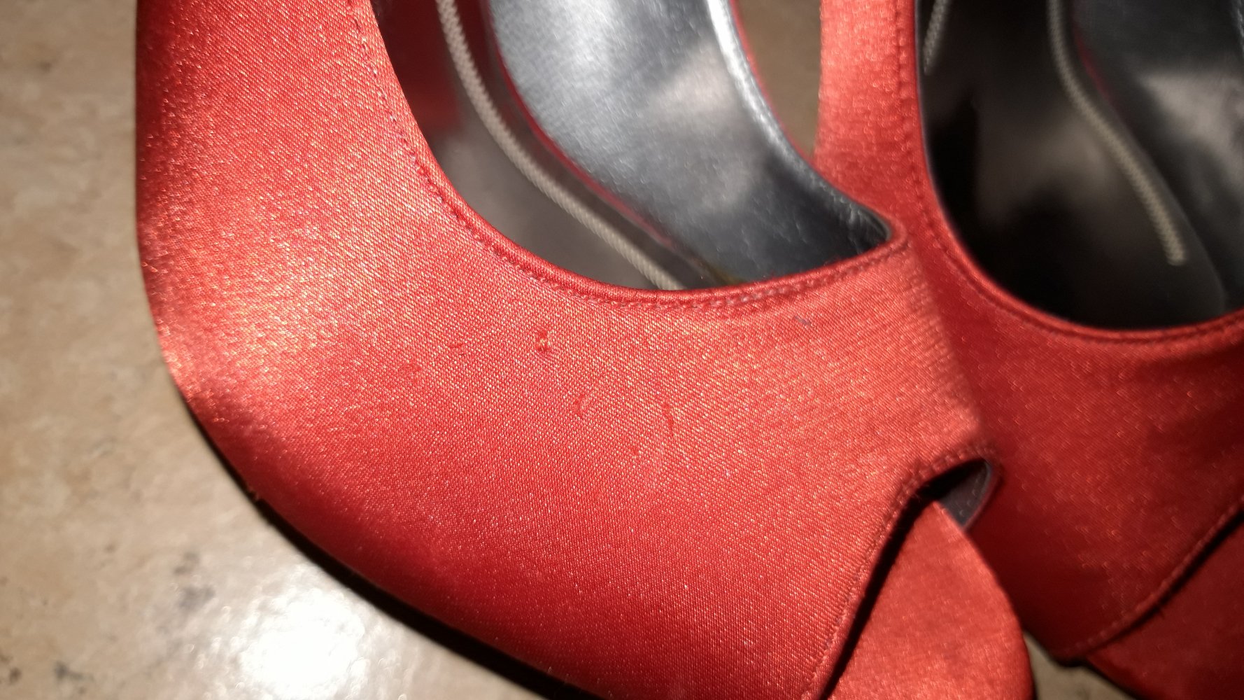 Rote Peeptoe-Pumps