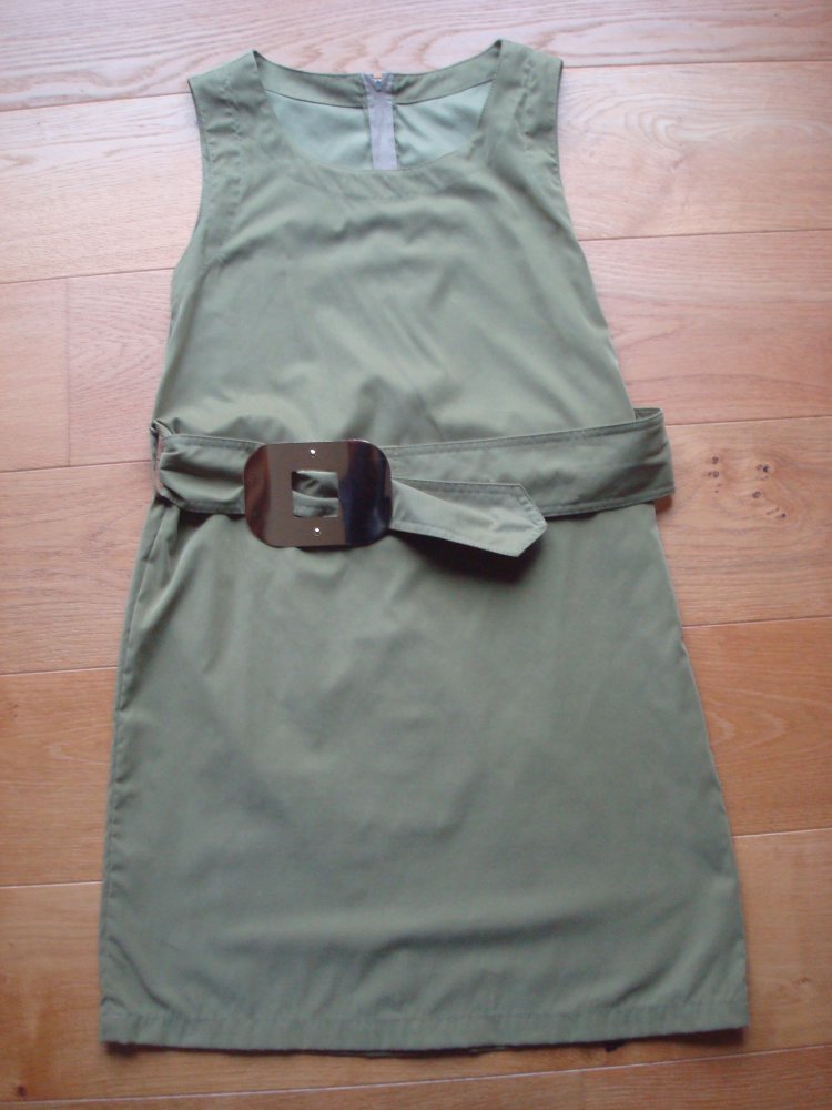 elegantes grünes Kleid mit Gürtel