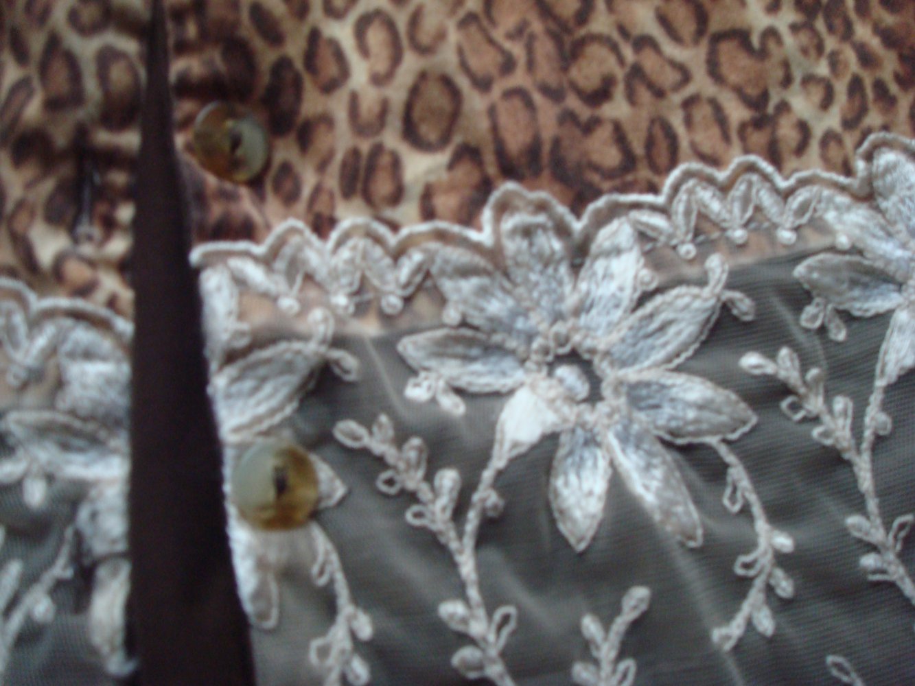toller Cardigan, Bluse mit Spitze und Samt