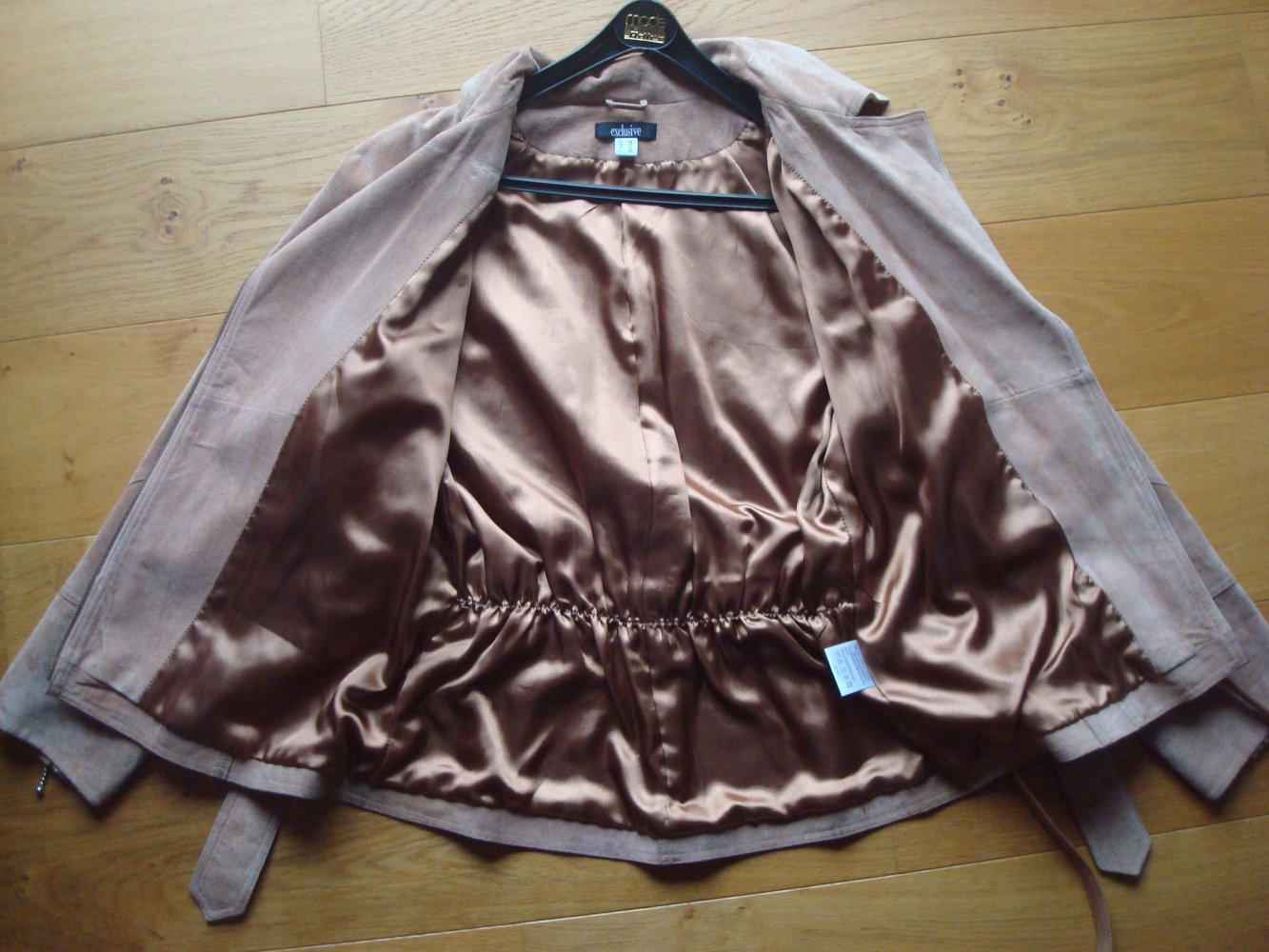 rosefarbene Lederjacke mit passender Handtasche