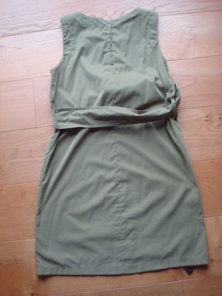 elegantes grünes Kleid mit Gürtel