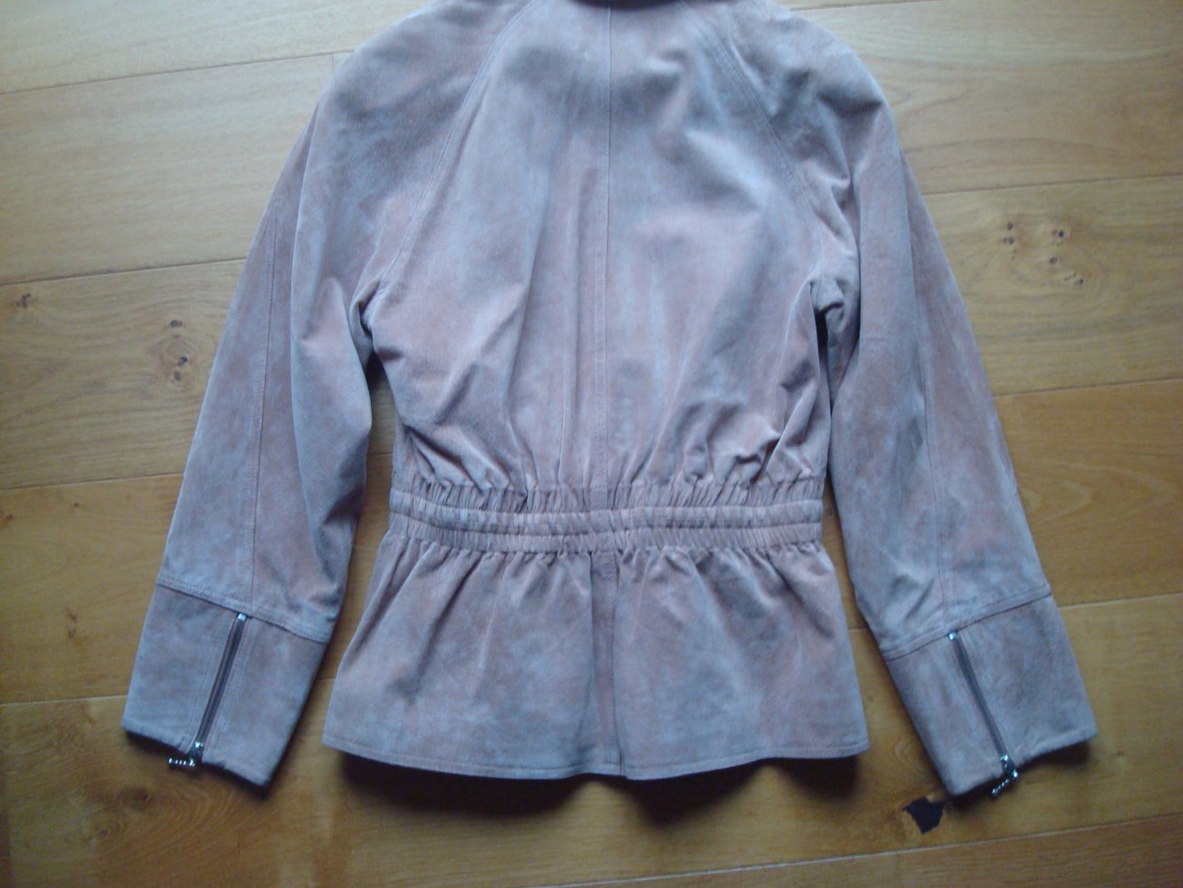 rosefarbene Lederjacke mit passender Handtasche