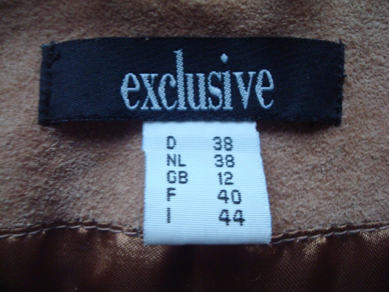 rosefarbene Lederjacke mit passender Handtasche