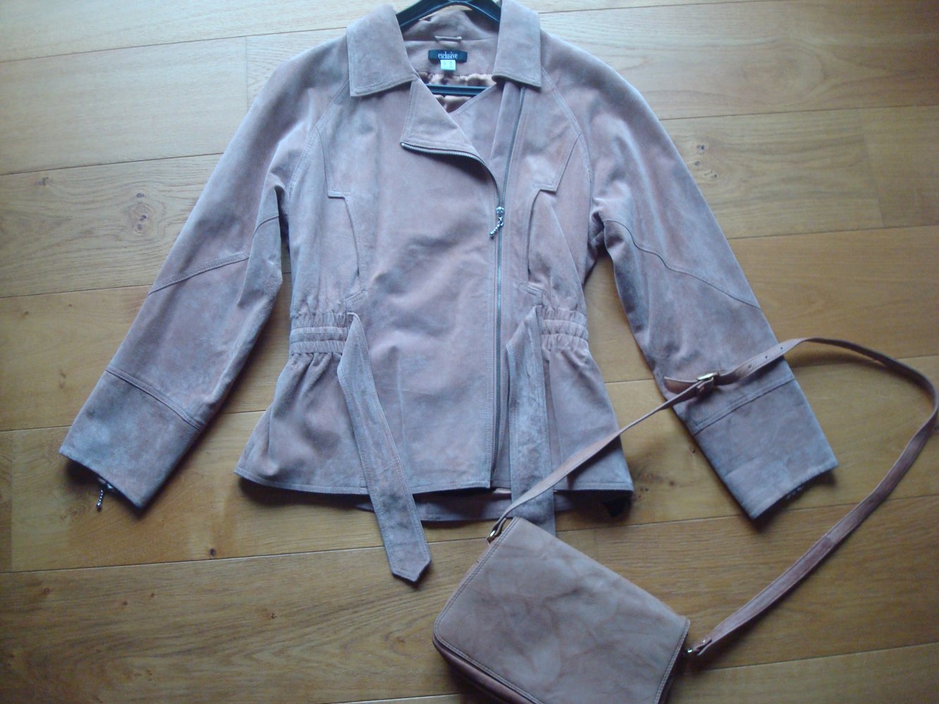 rosefarbene Lederjacke mit passender Handtasche