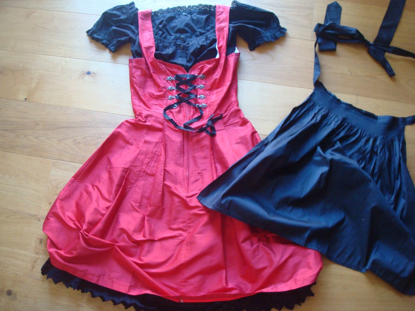 wunderschönes Dirndl reine Seide mit viel Zubehör, Trachtenkleid