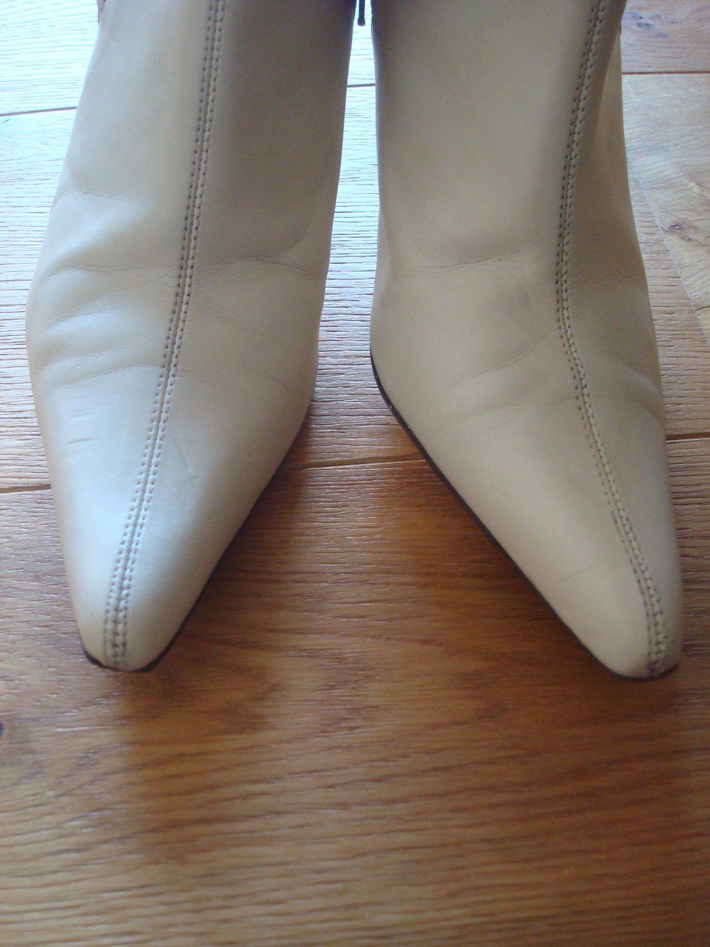elegante cremefarbene Stiefel