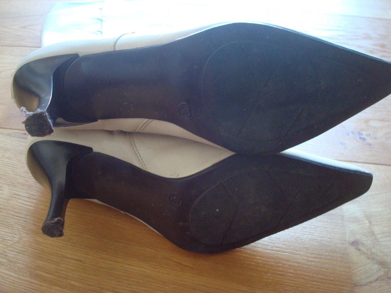 elegante cremefarbene Stiefel