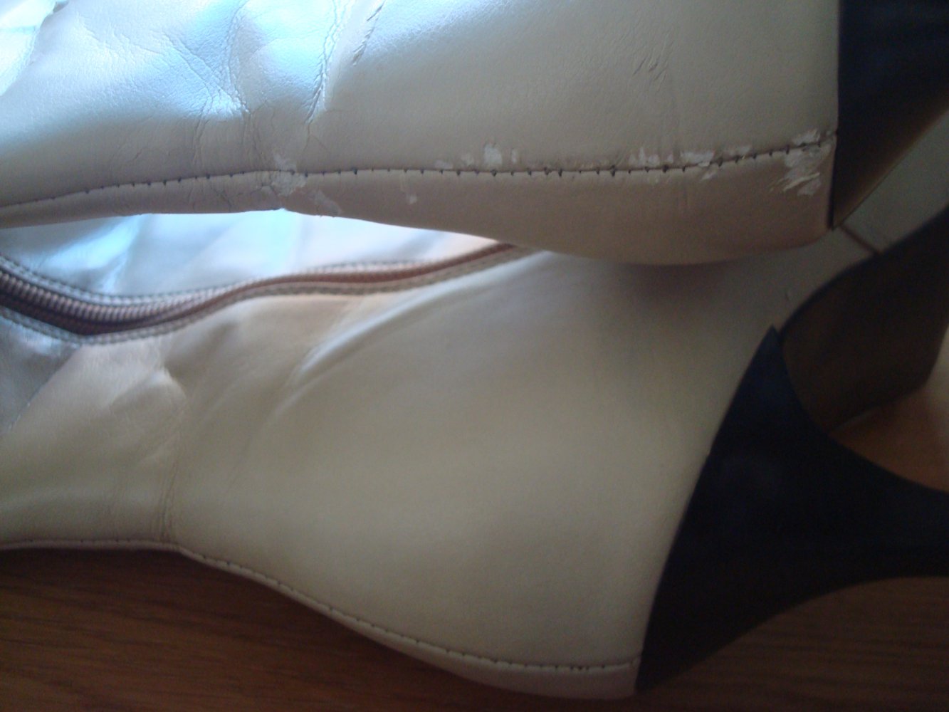 elegante cremefarbene Stiefel
