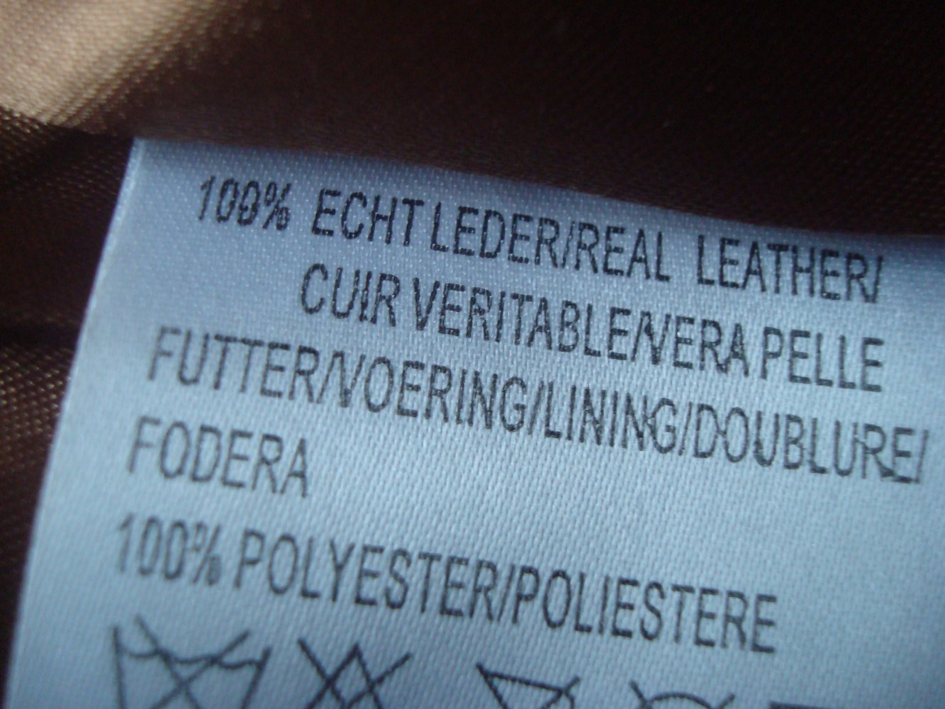 rosefarbene Lederjacke mit passender Handtasche