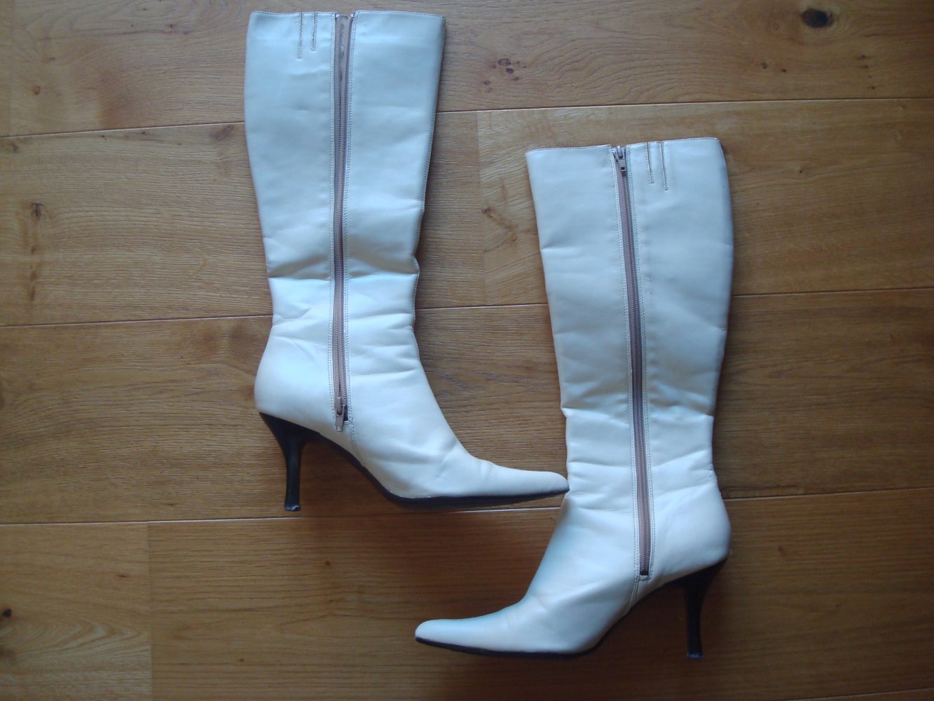 elegante cremefarbene Stiefel