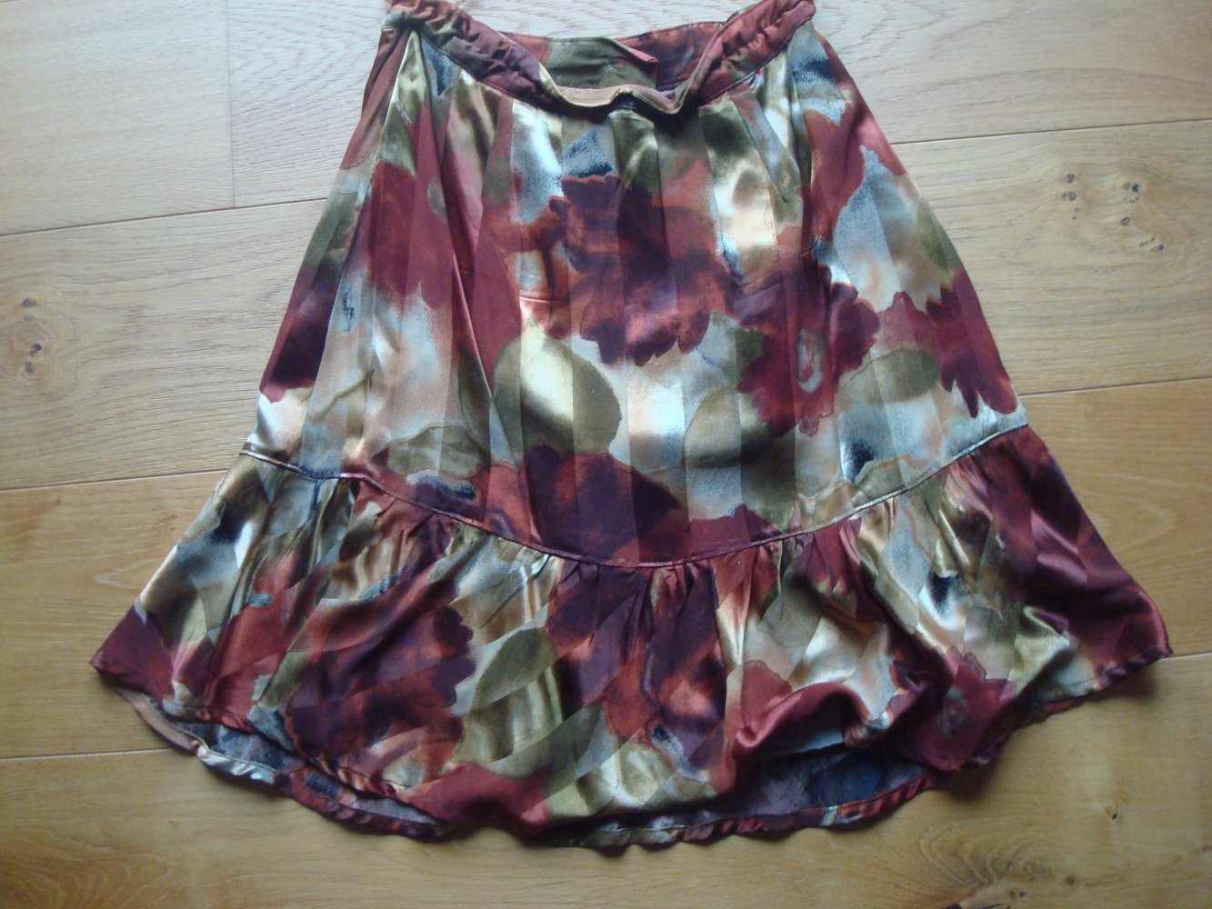 schwingender kurzer Rock mit Blumendruck, handmade