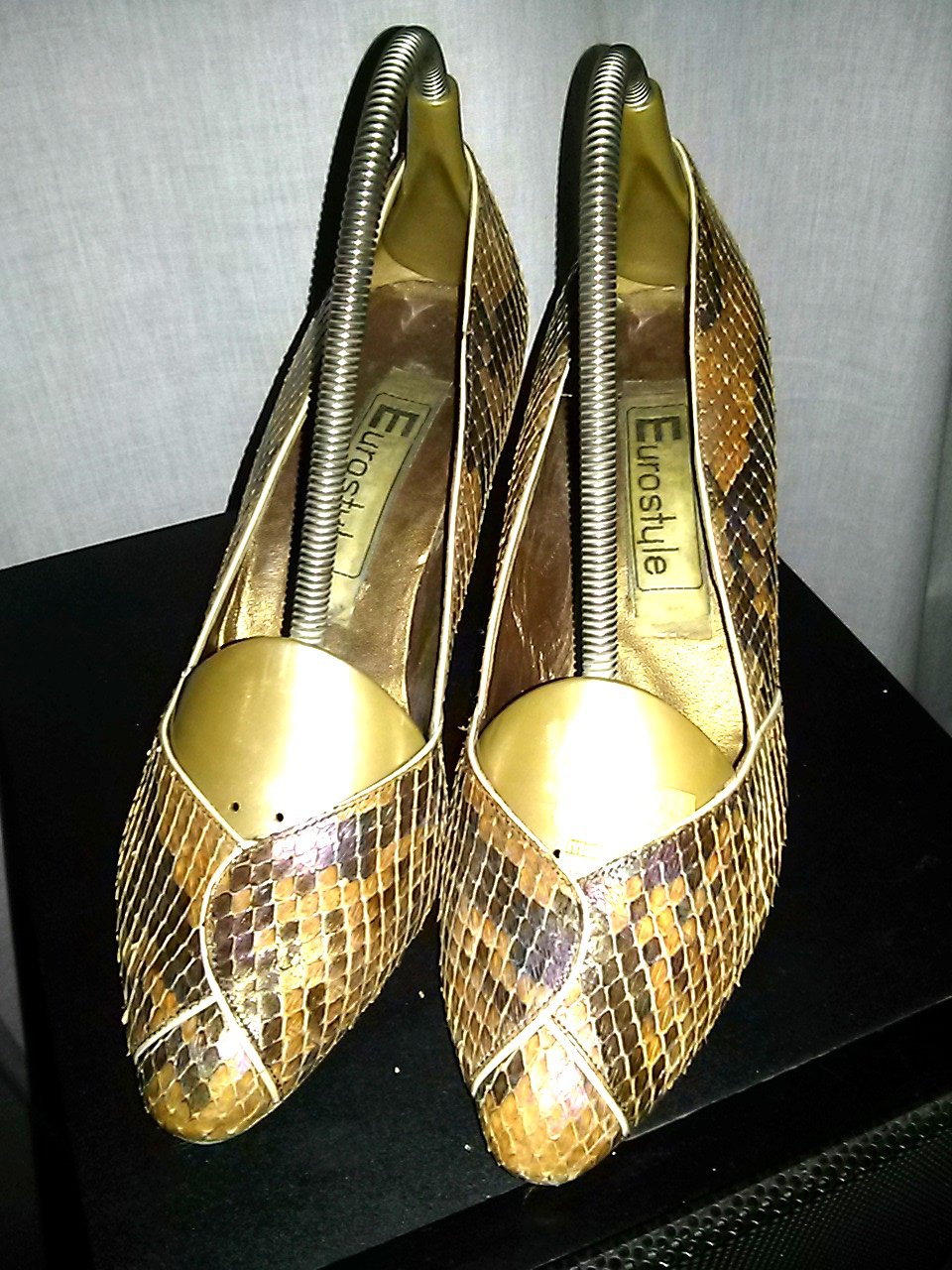 Schlangenlederpumps von Eurostyle - Gr.37,5 - beige/braun/goldschimmer