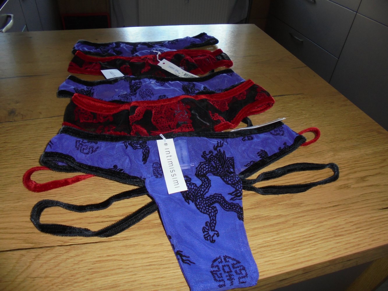 NEU: 5 Stück sexy Damen Strings/Tangas Gr. M lila +rot v. Intimissimi