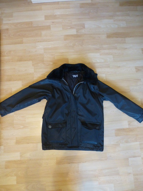 schwarze Winterjacke mit Kuntspelzkragen
