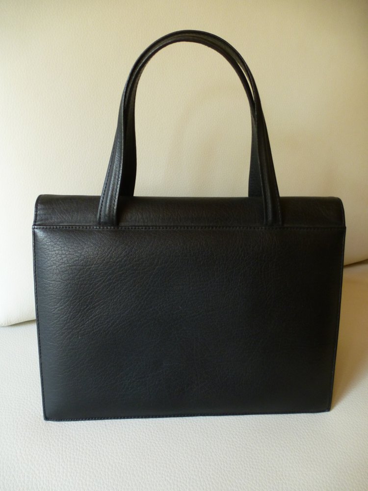 schwarze Handtasche mit kurzem Hänkel