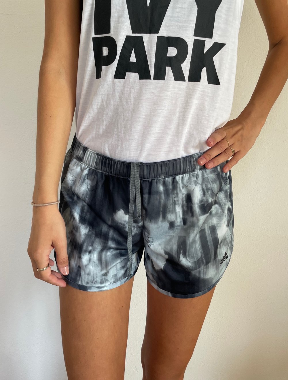 Nike Sportshorts batik blau weiß