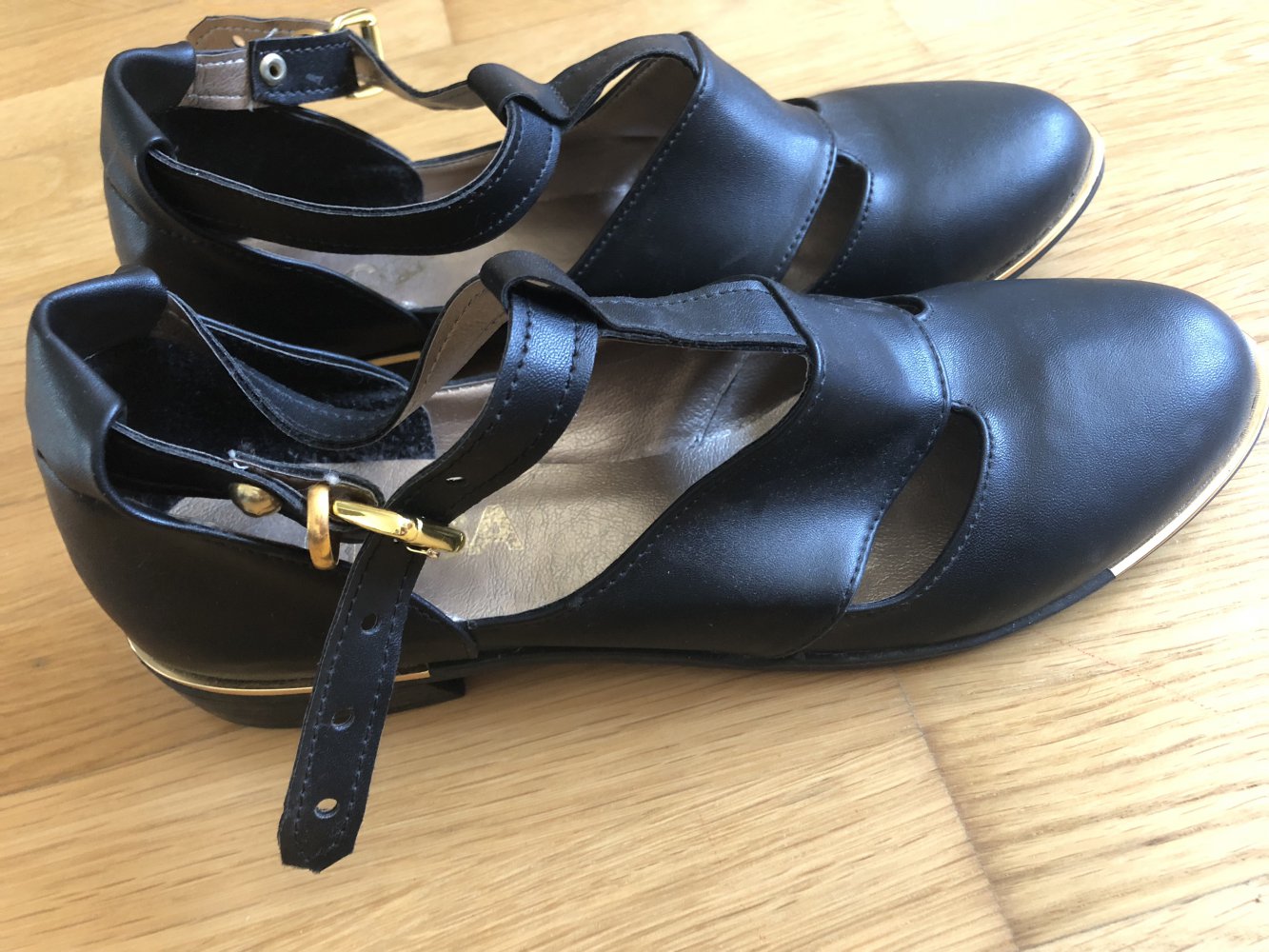 schwarze Schuhe mit cut-outs:)